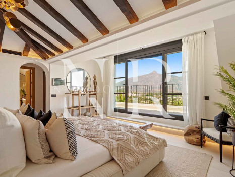 Villa en Nueva Andalucía con vistas al mar en venta