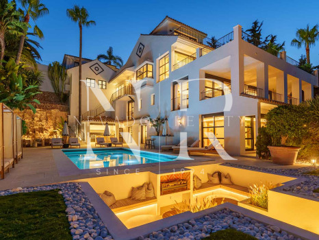 Villa en Nueva Andalucía con vistas al mar en venta