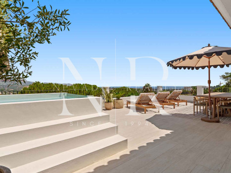 Villa en Nueva Andalucía con vistas al mar en venta