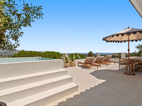 Villa in Nueva Andalucía with sea views for sale