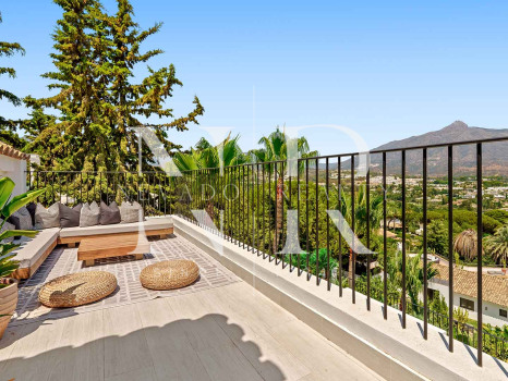 Villa en Nueva Andalucía con vistas al mar en venta