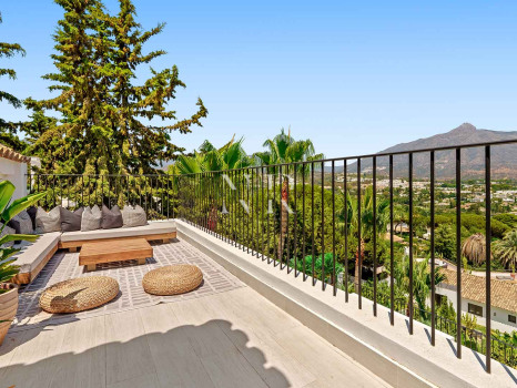 Villa in Nueva Andalucía with sea views for sale