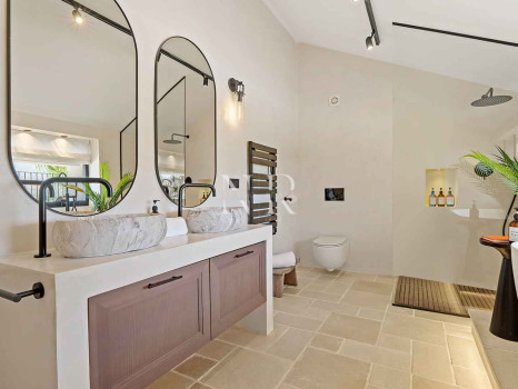 Villa in Nueva Andalucía with sea views for sale