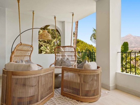 Villa in Nueva Andalucía with sea views for sale