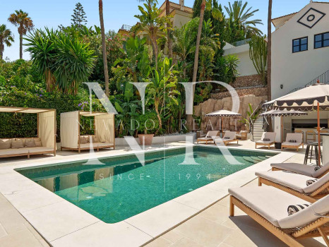 Villa en Nueva Andalucía con vistas al mar en venta