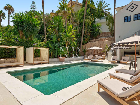 Villa in Nueva Andalucía with sea views for sale