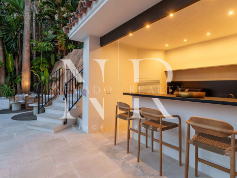 Villa en Nueva Andalucía con vistas al mar en venta