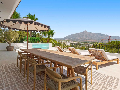 Villa in Nueva Andalucía with sea views for sale