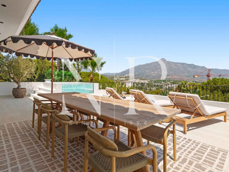 Villa en Nueva Andalucía con vistas al mar en venta