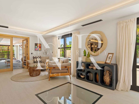 Villa en Nueva Andalucía con vistas al mar en venta