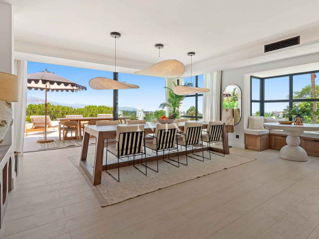 Villa in Nueva Andalucía with sea views for sale