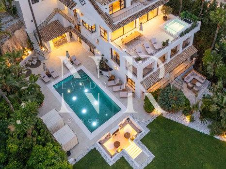 Villa en Nueva Andalucía con vistas al mar en venta