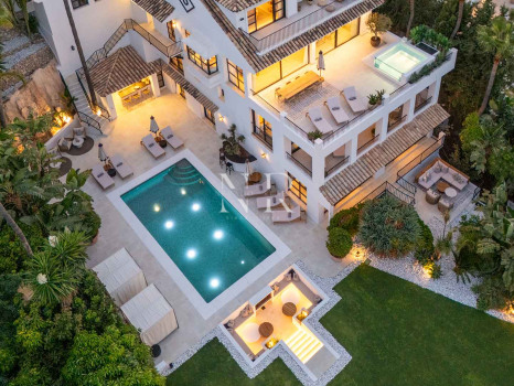 Villa in Nueva Andalucía with sea views for sale