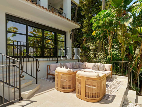 Villa in Nueva Andalucía with sea views for sale