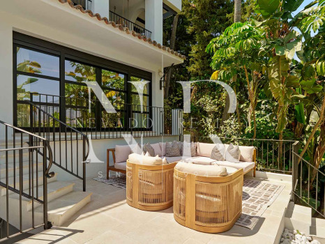Villa en Nueva Andalucía con vistas al mar en venta