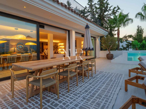 Villa in Nueva Andalucía with sea views for sale