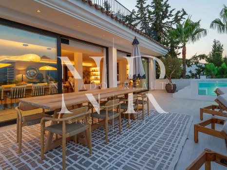 Villa en Nueva Andalucía con vistas al mar en venta