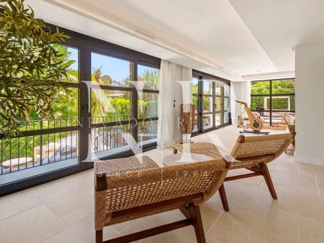Villa en Nueva Andalucía con vistas al mar en venta