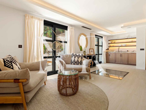 Villa en Nueva Andalucía con vistas al mar en venta