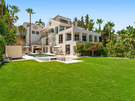 Villa in Nueva Andalucía with sea views for sale