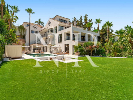 Villa en Nueva Andalucía con vistas al mar en venta