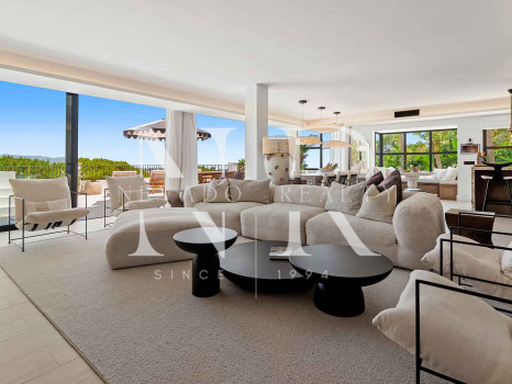 Villa en Nueva Andalucía con vistas al mar en venta