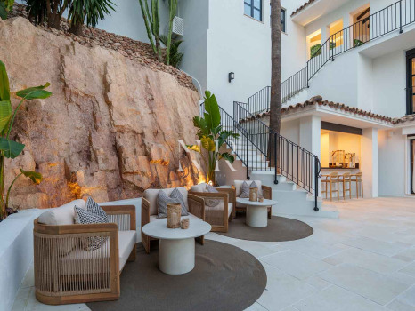Villa in Nueva Andalucía with sea views for sale