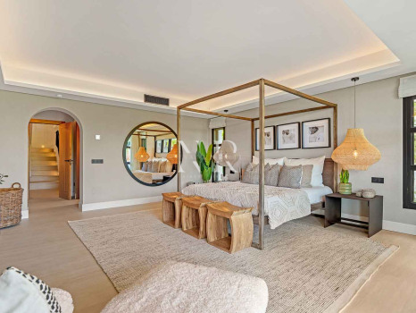 Villa in Nueva Andalucía with sea views for sale
