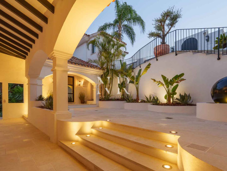 Villa in Nueva Andalucía with sea views for sale