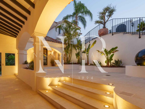 Villa en Nueva Andalucía con vistas al mar en venta
