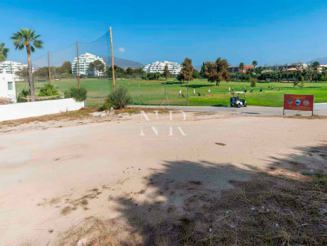 Plot next to the Real Club de Golf de Guadalmina with golf views for sale