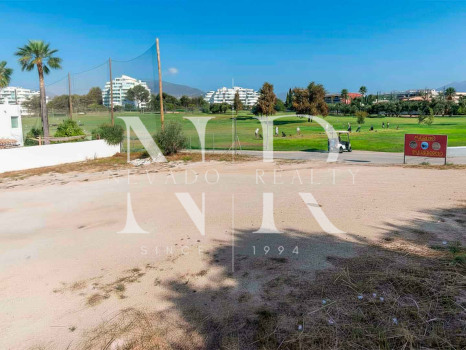 Plot next to the Real Club de Golf de Guadalmina with golf views for sale