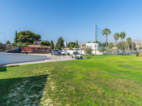 Plot next to the Real Club de Golf de Guadalmina with golf views for sale