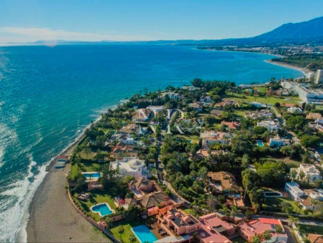 Plot next to the Real Club de Golf de Guadalmina with golf views for sale