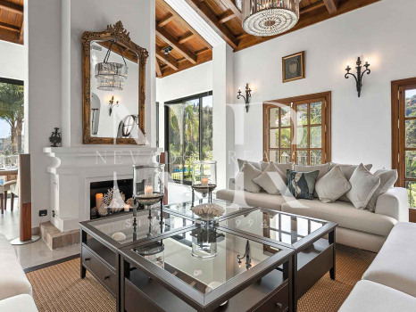 Villa de style andalou classique à vendre dans le domaine privé d'El Madroñal