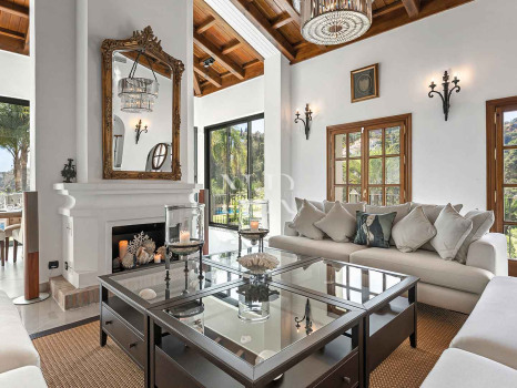 Villa de style andalou classique à vendre dans le domaine privé d'El Madroñal