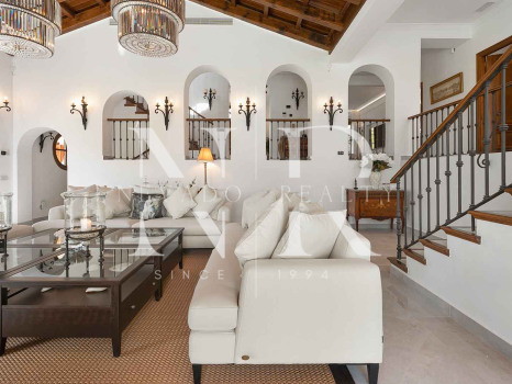 Villa de style andalou classique à vendre dans le domaine privé d'El Madroñal