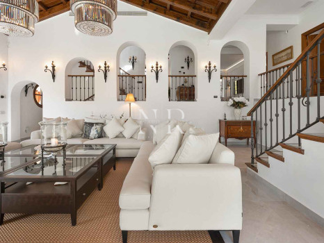 Villa de style andalou classique à vendre dans le domaine privé d'El Madroñal