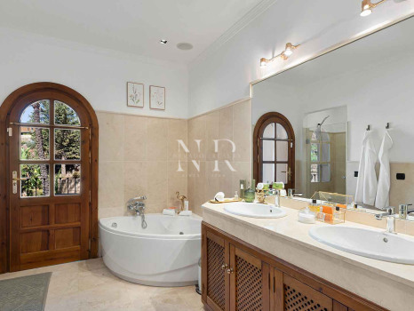 Villa de style andalou classique à vendre dans le domaine privé d'El Madroñal
