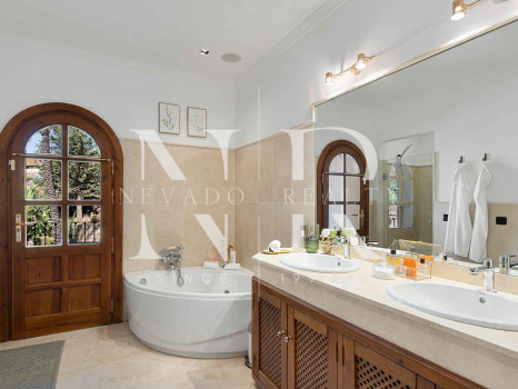 Villa de style andalou classique à vendre dans le domaine privé d'El Madroñal