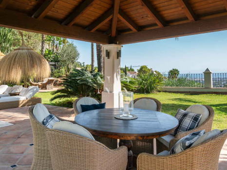 Villa de style andalou classique à vendre dans le domaine privé d'El Madroñal