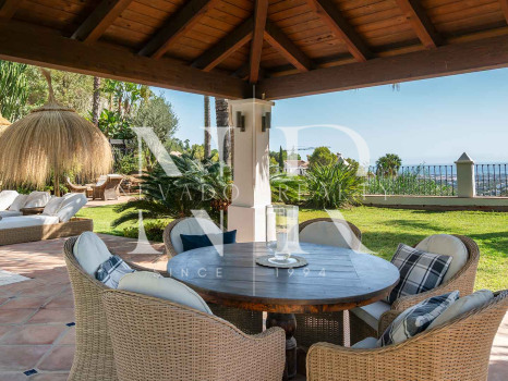 Villa de style andalou classique à vendre dans le domaine privé d'El Madroñal