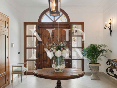 Villa de style andalou classique à vendre dans le domaine privé d'El Madroñal