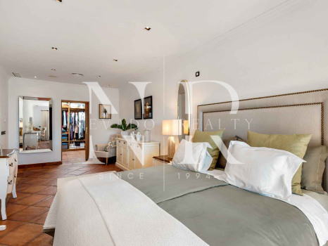 Villa de style andalou classique à vendre dans le domaine privé d'El Madroñal
