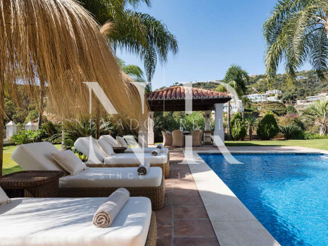 Villa de style andalou classique à vendre dans le domaine privé d'El Madroñal