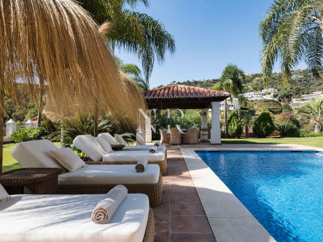 Villa de style andalou classique à vendre dans le domaine privé d'El Madroñal