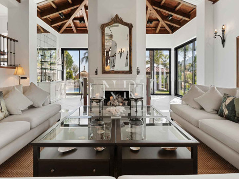 Villa de style andalou classique à vendre dans le domaine privé d'El Madroñal