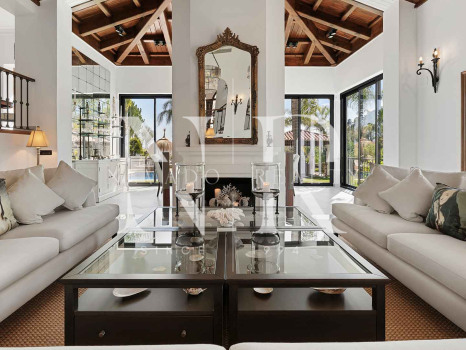 Villa de style andalou classique à vendre dans le domaine privé d'El Madroñal