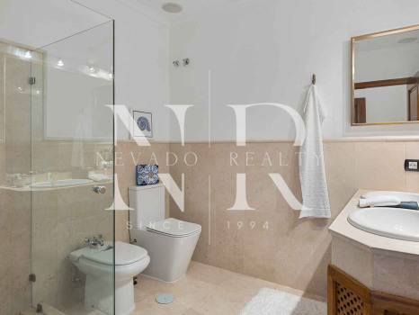 Villa de style andalou classique à vendre dans le domaine privé d'El Madroñal