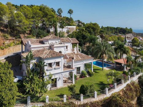 Villa de style andalou classique à vendre dans le domaine privé d'El Madroñal
